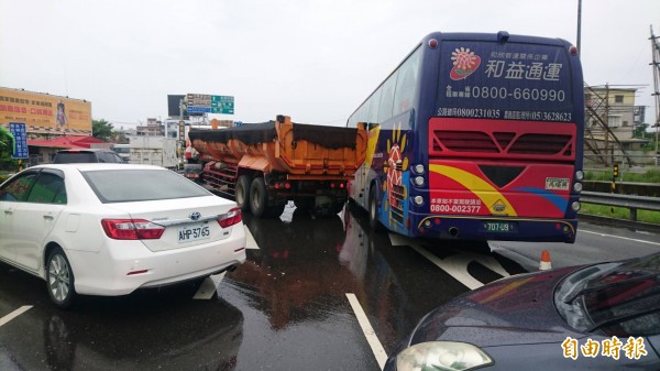 客運左側車身擦撞到砂石車的右車尾，造成塞車。（記者楊金城攝）