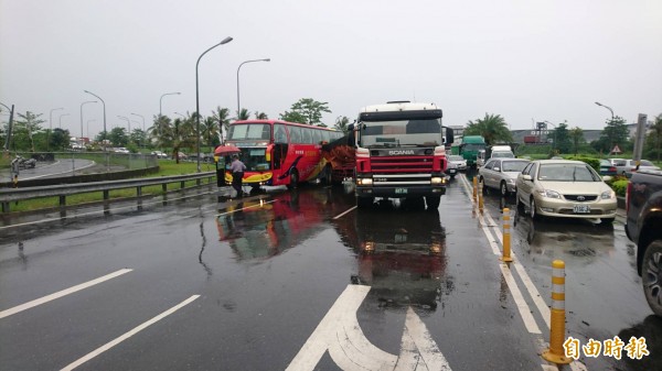 和欣客運左側車身擦撞到砂石車的右車尾，新營復興路4線車道只能1車道通行，造成出口匝道和復興路塞車。（記者楊金城攝）