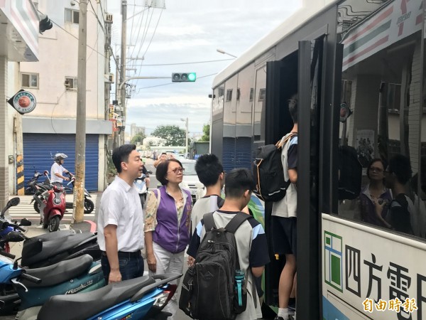 355號公車今天加班次，讓學生都順利上學不怕遲到，市議員陳世凱（左1）與東海里長陳玉華（左2）前往關心發車情形。（記者蘇金鳳攝）