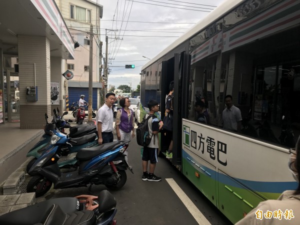 355號公車今天加班次，讓學生都順利上學不怕遲到，市議員陳世凱（左1）與東海里長陳玉華（左2）前往關心發車情形。（記者蘇金鳳攝）