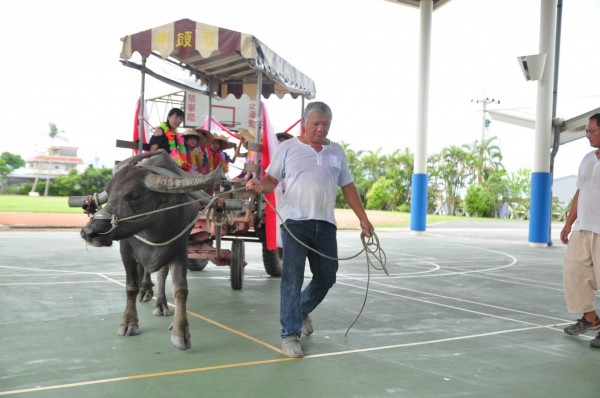 壯圍鄉大福國小，今安排「牛車」載9名新生巡禮校園。（記者張議晨翻攝）