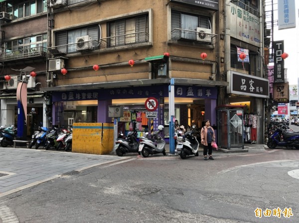 基隆市愛二路日盈翡翠銀樓下午驚傳搶案，一名女搶匪搶走價值5萬元金項鍊。（記者林嘉東攝）