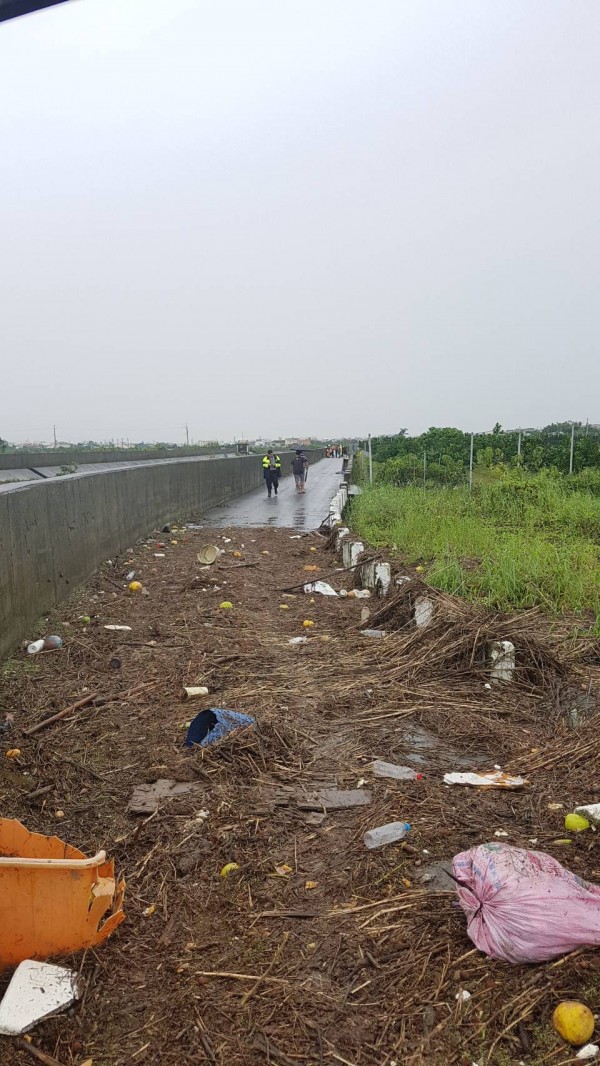 麻豆埤頭里麻豆排水防汛道路積滿垃圾，搜尋人員搜尋失蹤男子。（記者楊金城翻攝）（記者楊金城攝）