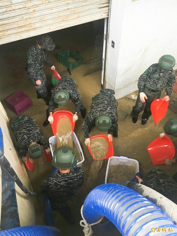 海陸官兵清除地下室積水。（記者洪定宏攝）