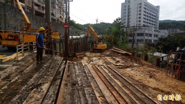 基隆工東街拓寬已開始做便道。（記者盧賢秀攝）