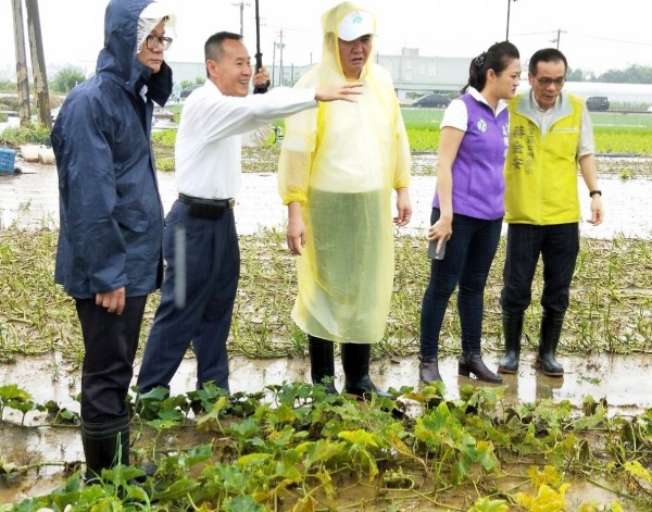 高雄代理市長許立明（中）今天下午視察梓官蔬菜區災損情況。（高市新聞局提供）