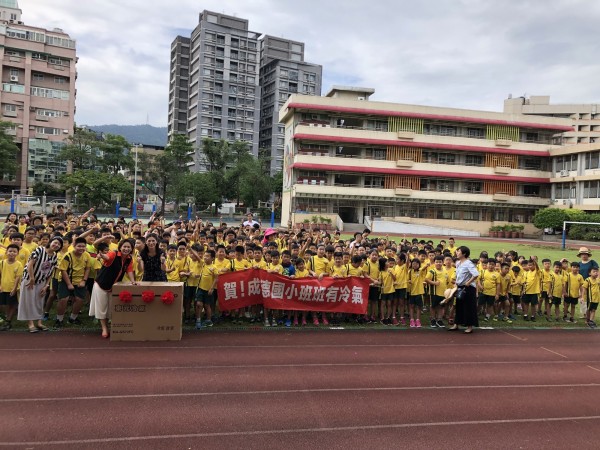 北市成德國小學生家長會募款，籌備冷氣經費，在開學日宣布達成班班有冷氣。（成德國小提供）