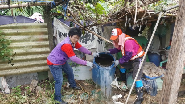 台中市動員清除積水容合、清除孳生源，防疫登革熱。（記者蔡淑媛翻攝）