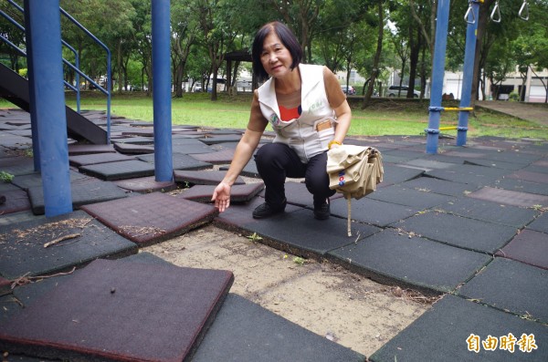 市議員陳幸枝實勘，劉厝一號公園的遊戲區地墊因連日下雨都被翻起、毀損。（記者王善嬿攝）