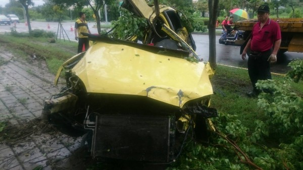 小轎車和大貨車車禍後，車體嚴重變形，駕駛傷重不治。（記者楊金城翻攝）