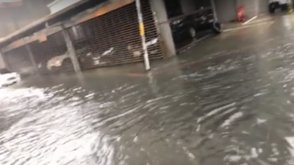 大雨轟炸中壢，福州路積水嚴重。（記者李容萍翻攝臉書「我是中壢人」）