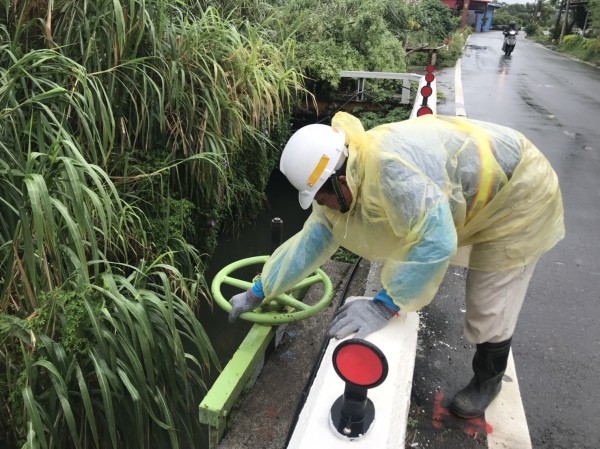 水務局人員完成水利會的水門啟閉作業。（桃園市政府水務局提供）（記者李容萍攝）