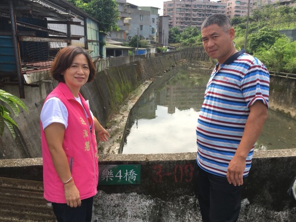 興寮里長連淑惠今天早上接獲民眾陳情，指出大武崙溪魚群浮屍在水面，疑工業區廢水惹禍。（記者俞肇福翻攝）