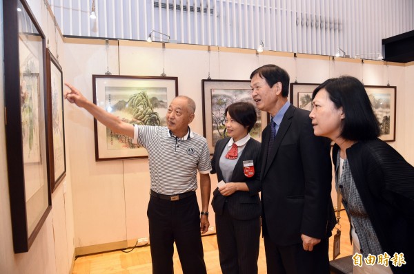 來自南投縣鹿谷鄉退休的美術教師「心靈彩曲 林榮宏創作展」，今天起在新光百貨三多店12樓文化館展出。（記者張忠義攝）