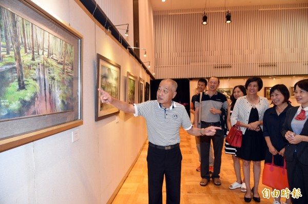 最經典的一幅「絲瓜成熟時」是林榮宏老師早期大學時期的畫作，民國61年的作品至今已有46年的時間，畫作依然保存的相當完整。（記者張忠義攝）