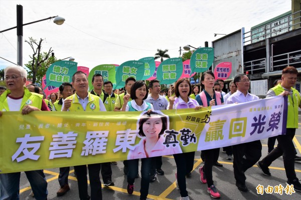 民進黨徵召宜蘭縣議員黃素琴（右四）參選羅東鎮長，今黃素琴在宜縣綠營政壇要角陪同下，完成參選登記。（記者張議晨攝）