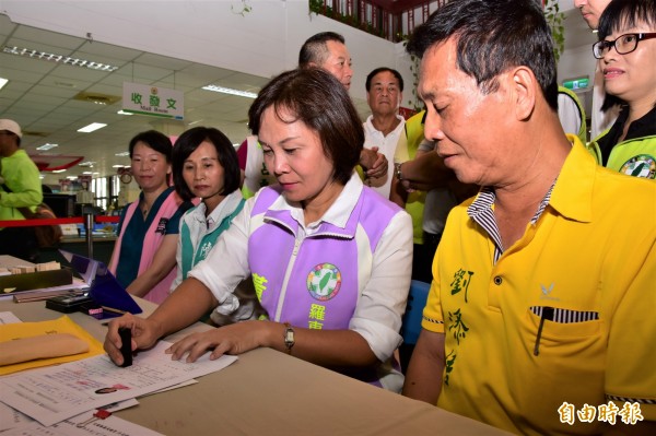 民進黨徵召宜蘭縣議員黃素琴（右二）參選羅東鎮長，今完成參選登記。（記者張議晨攝）