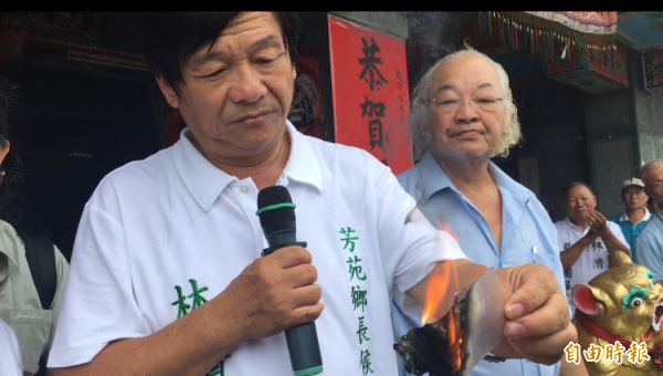 不滿黨內提名策略，林濟民退黨，燒黨證抗議。（記者顏宏駿攝）