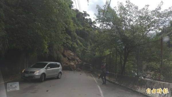 2名路人險些遭埋沒，所幸逃過一劫。（記者吳仁捷攝）