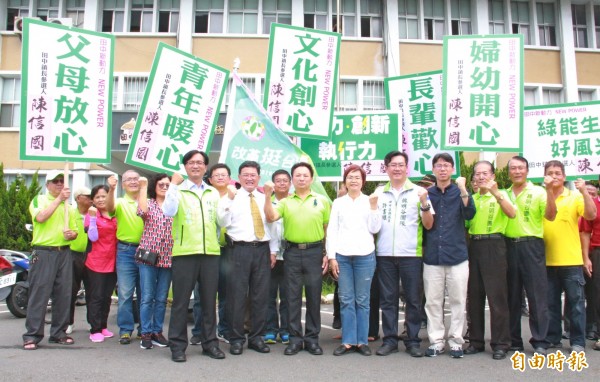 民進黨提名田中鎮長參選一波三折，動員數十名黨員當場為陳信國助陣。（記者陳冠備攝）