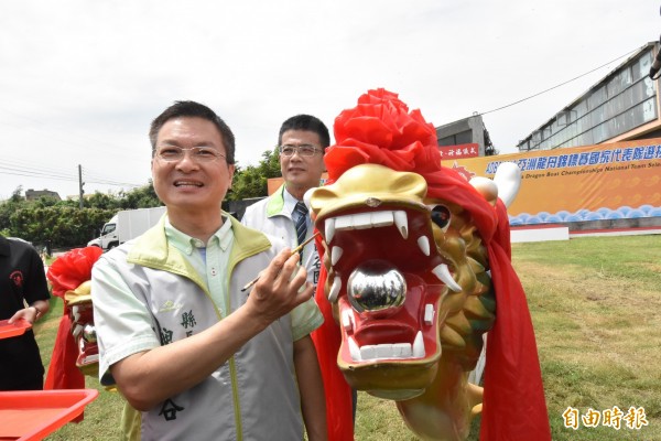 彰化縣長魏明谷為龍舟點睛。（記者湯世名攝）