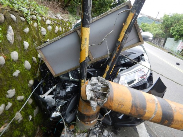 男子酒駕追撞機車，撞倒電線桿又壓到對向來車。（記者蘇金鳳翻攝）