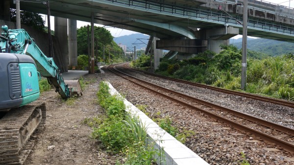 基隆深澳坑路鄰近台鐵宜蘭線鐵路的住家反映，日夜都要忍受火車經過的高分貝音量，影響生活作息。（立委蔡適應服務處提供）