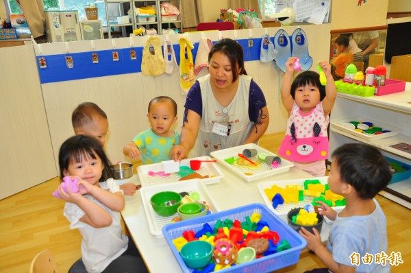 新北市自豪推動托育公共化成績，民進黨議員則質疑居家托育服務成效不彰。（檔案照，記者何玉華攝）