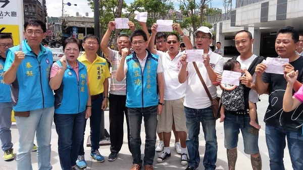 國民黨提名的前移民署長謝立功（中）角逐基隆市長。（謝立功競選辦公室提供）