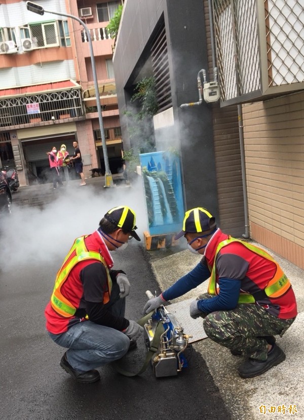 防疫人員到社區進行噴藥消毒。（記者蔡淑媛翻攝）