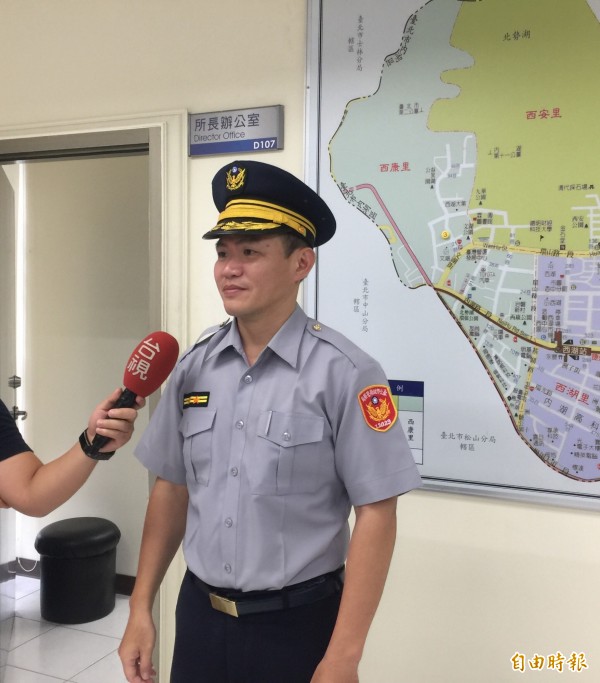 台北市警內湖分局西湖派出所長陳謙時說明。（記者陳恩惠攝）