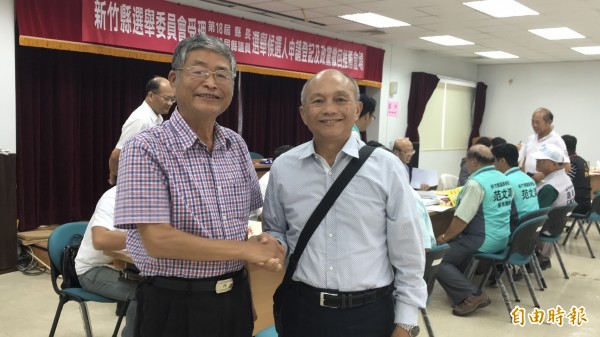 新竹縣議員嚴永秋（左）70歲了，服務熱忱卻不輸年輕人，這次要拚連任。身旁則是回鍋準備再選議員的關西鎮長吳發仁。（資料照）