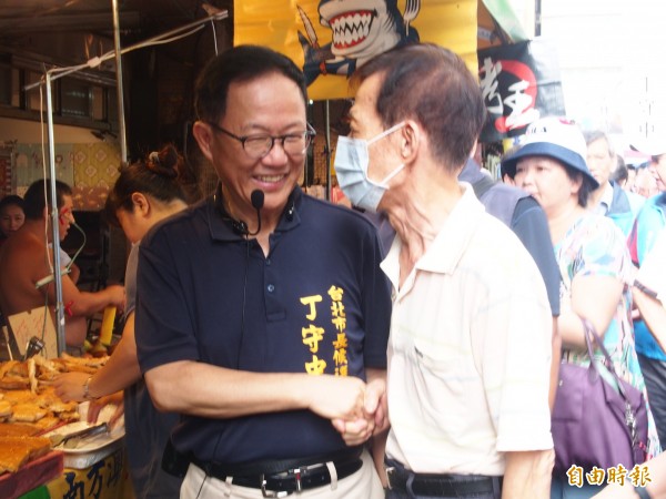 國民黨台北市長參選人丁守中（左）今天上午到太平市場拜票。（記者簡惠茹攝）