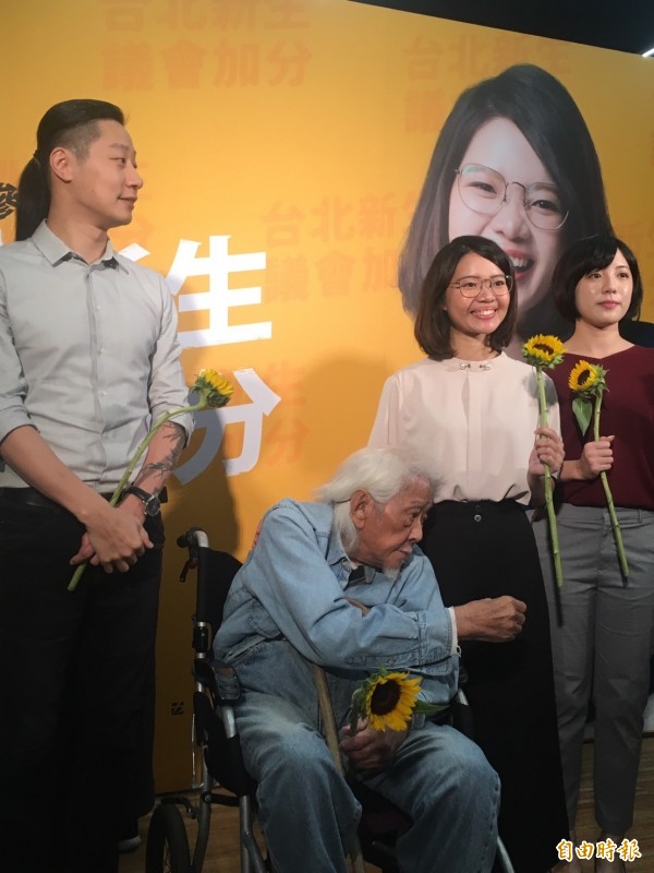 時代力量士林北投議員候選人黃郁芬競選辦公室開幕，台獨大老史明到場力挺。（記者蕭婷方攝）