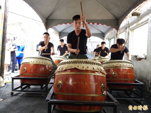 「全體集合翻轉眷村」整復的階段成果展，今天上午10點，由陸軍第584旅戰鼓隊震奮人心的表演暖身開場。「（記者廖雪茹攝）