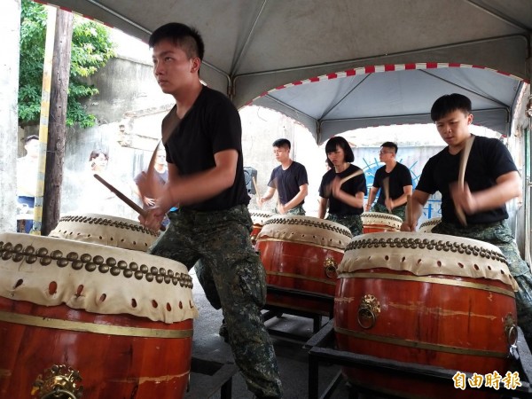 「全體集合翻轉眷村」整復的階段成果展，今天上午10點，由陸軍第584旅戰鼓隊震奮人心的表演暖身開場。「（記者廖雪茹攝）