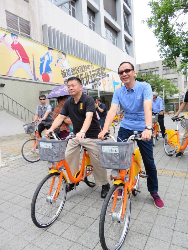 國民黨台南市長參選人高思博，與姊夫、新北市長朱立倫一起騎YouBike。（記者何玉華攝）