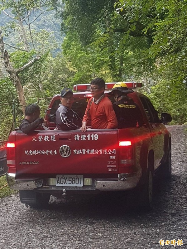 傷者上吉普車接駁下山轉救護車送玉里慈濟醫院。（花蓮縣消防局提供）