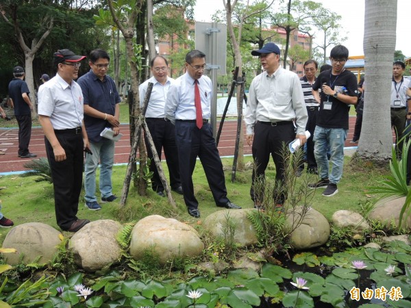 徐國勇視察自強國中的雨水花園。（記者翁聿煌攝）