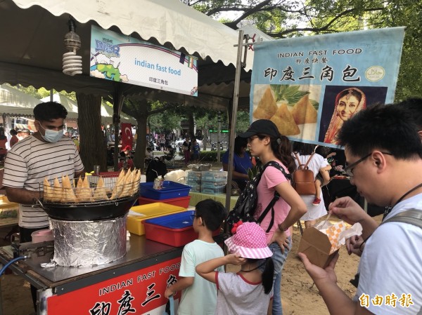 「2018新竹生活節」今天以國際日吹響號角，延續美食奧運精神，於關新公園打造匯集29國、40攤的異國文化市集。（記者王駿杰攝）