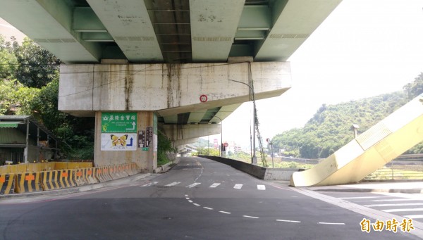 暖暖興隆街通往月眉土資場的道路，由土資場業者負責維護。（記者林欣漢攝）