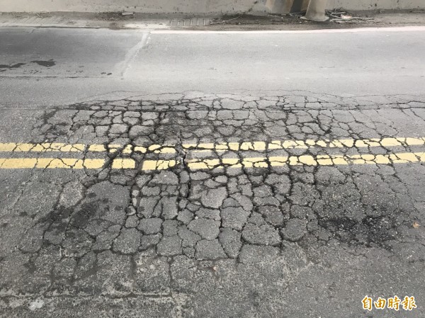 民眾反映通往月眉土資場的道路坑坑洞洞，影響用路安全。（記者林欣漢攝）