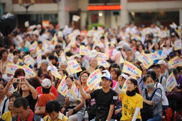 法稅改革聯盟舉辦「Young Power!! 法稅改革 點亮台灣」行動晚會，呼籲真改革，救台灣。（法稅改革聯盟提供）