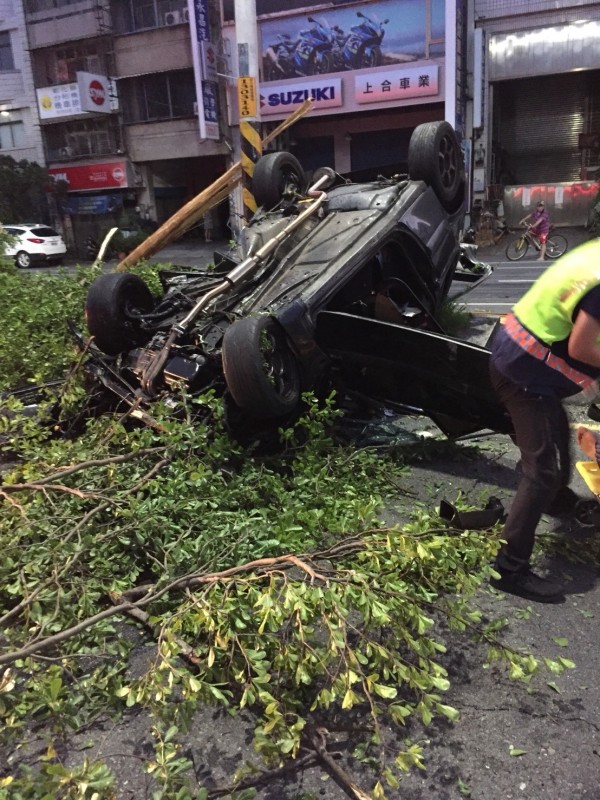 轎車撞斷路樹後翻覆，撞成廢鐵。（記者湯世名翻攝）