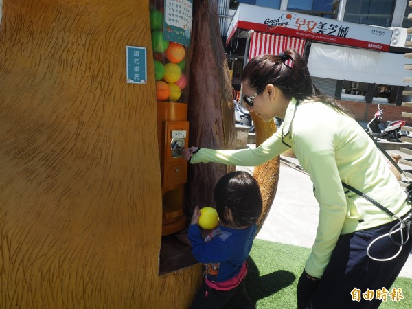 不少親子利用假日到大型扭蛋機試運氣。（記者王秀亭攝）