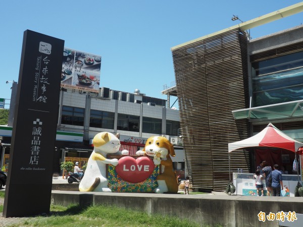 「招財旺福」扭蛋機進駐台東，所得5%要助在地「浪浪」就醫費用。（記者王秀亭攝）