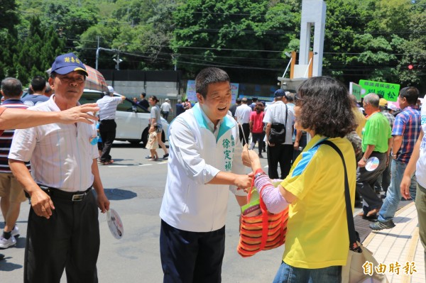 無黨籍苗栗縣長候選人徐定禎盼爭取各黨派支持。（記者鄭名翔攝）