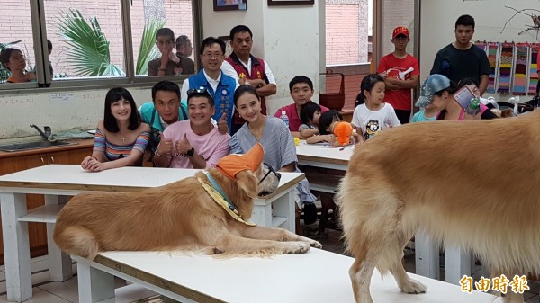 新竹縣犬貓三合一寵物嘉年華活動，多名藝人和網紅狗明星「罔市」也現身，主辦單位呼籲民眾以領養代替購買，領養不棄養，用心去愛牠們。（記者廖雪茹攝）