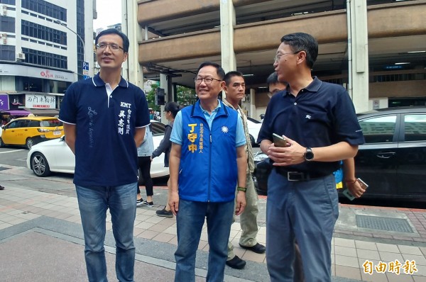 國民黨台北市長參選人丁守中（左二）。（記者簡惠茹攝）