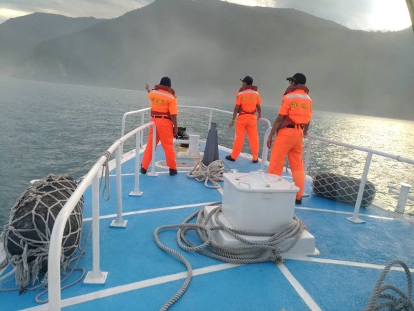 蘇澳海巡隊巡防艇在南澳神秘海灘外海，搜巡落海者蹤影。（記者江志雄翻攝）